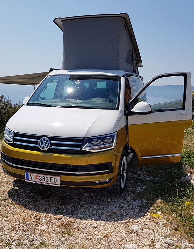 Startklar, wartet der Volkswagen California Beach auf Sie